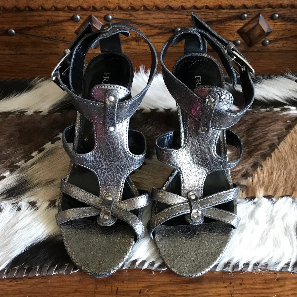 LIKE NEW DISTRESSED DARK SILVER SANDALS